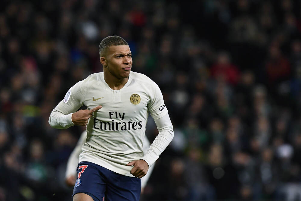 冯兴亚官宣广汽第四代机器人GoMate，目前已入驻广州地铁